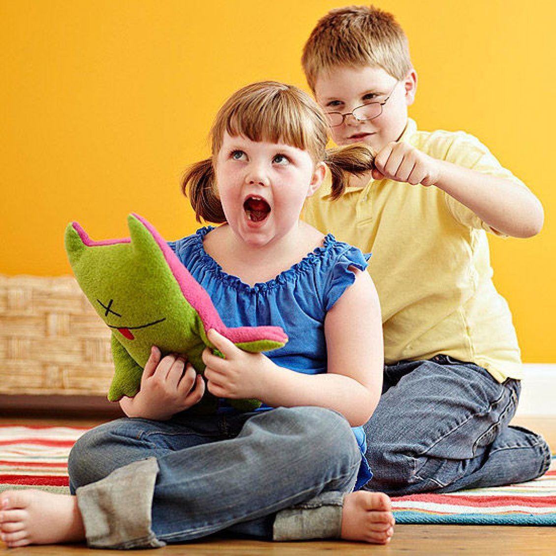 Sibling's. Ссора сиблингов. Занятие для сиблингов. Siblings Fighting. Sibling игрушки.