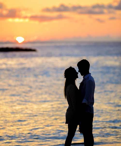 couple silhouette sunset beach cheap date ideas